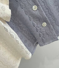 將圖片載入圖庫檢視器 two colours Romantic Lace knit blouse 兩色鏤空浪漫氣質短版上衣
