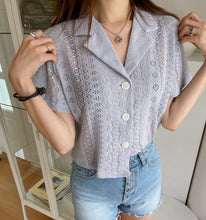 將圖片載入圖庫檢視器 two colours Romantic Lace knit blouse 兩色鏤空浪漫氣質短版上衣
