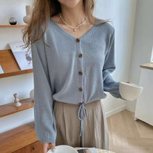 將圖片載入圖庫檢視器 Romantic Cutout Knit V-Neck Top 浪漫鏤空針織V領上衣
