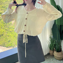 將圖片載入圖庫檢視器 Romantic Cutout Knit V-Neck Top 浪漫鏤空針織V領上衣
